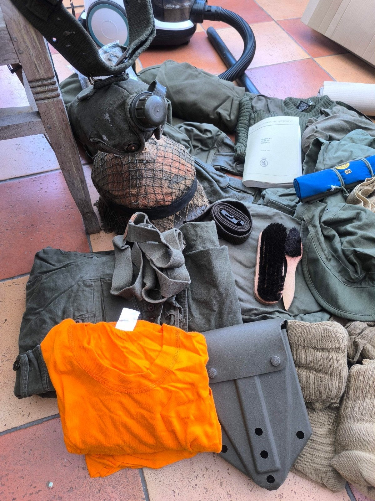 Militair uitrusting: plunjezak met inh. helm, kleding,schepe, Ophalen, Landmacht, Nederland, Kleding of Schoenen