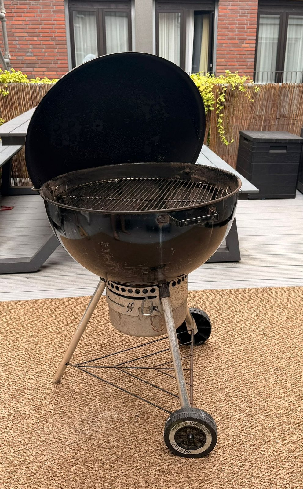 Complete Weber Houtskool BBQ 57cm – Inclusief Beschermhoes, Tuin en Terras, Ophalen, Gebruikt