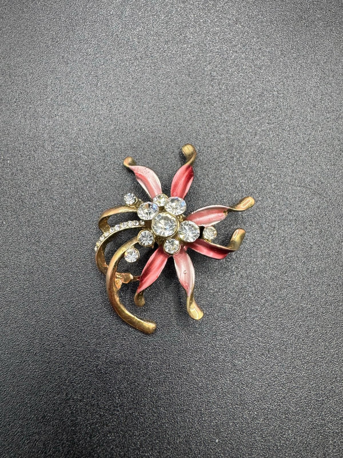 Elegante broche met bloemdesign en strass steentjes, Overige materialen, 4 tot 7 cm, Gebruikt, Verzenden
