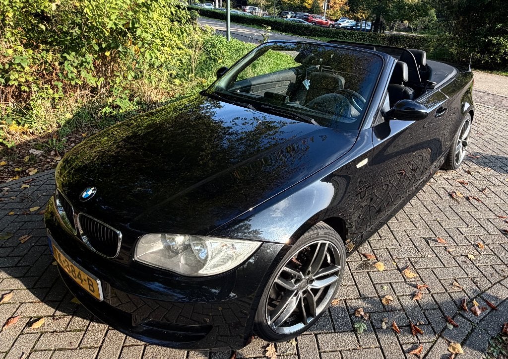 BMW 118i Cabrio 2009 Zwart / zwart leer, Auto's, 1-Serie, 1995 cc, Zwart, Cabriolet