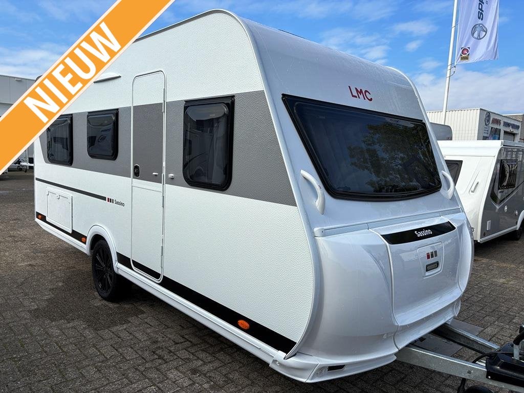 LMC Sassino 460 E MODEL 2027 !!, Caravans en Kamperen, Serviceluik, Standaardzit, Tot en met 3, 5 tot 6 meter