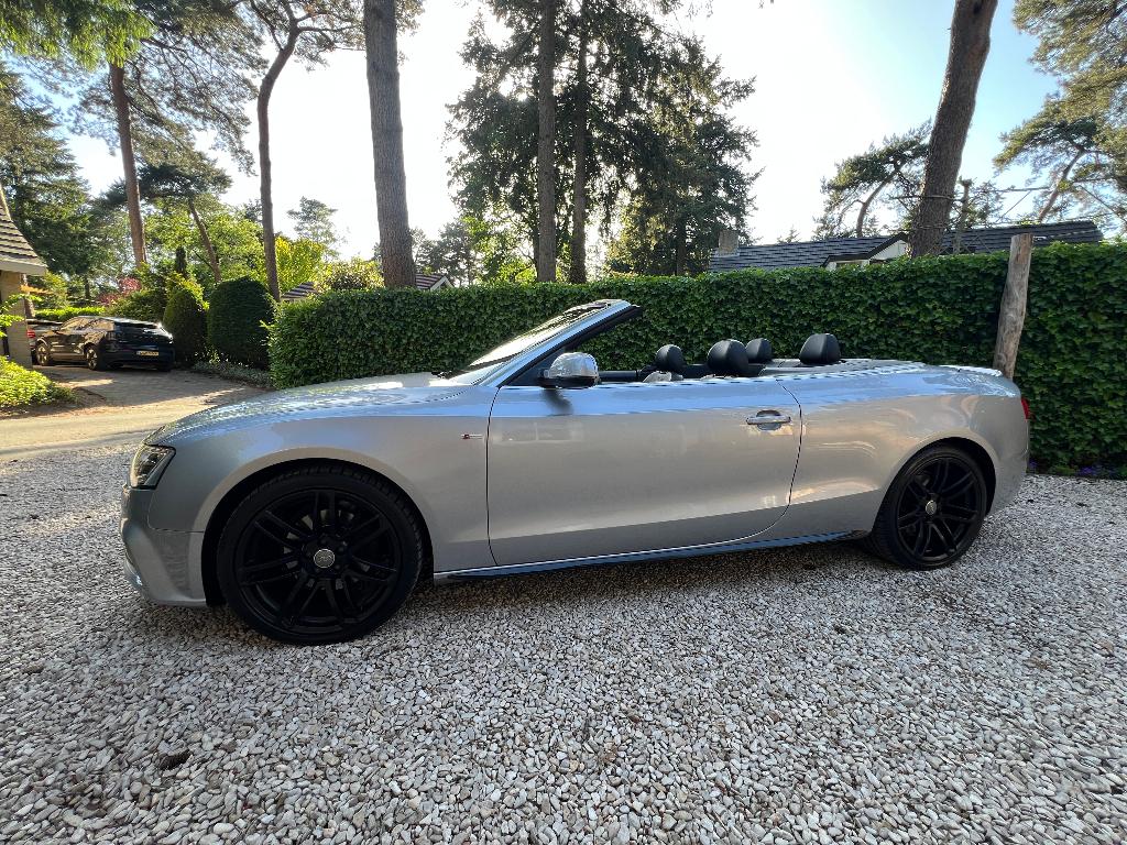Audi A5 S-line Sports Edition Cabriolet 2016 Zilvergrijs, Auto's, Bi-Xenon koplampen, 15 km/l, Zwart, 4 cilinders