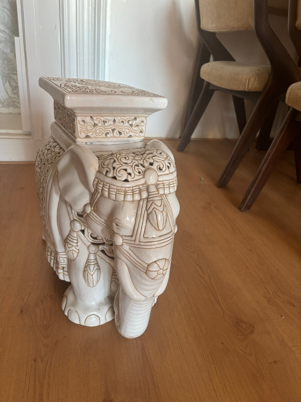 Decoratieve Olifant Porselein Bijzettafel, Beige, Ophalen of Verzenden, Steen/keramiek, Oosters