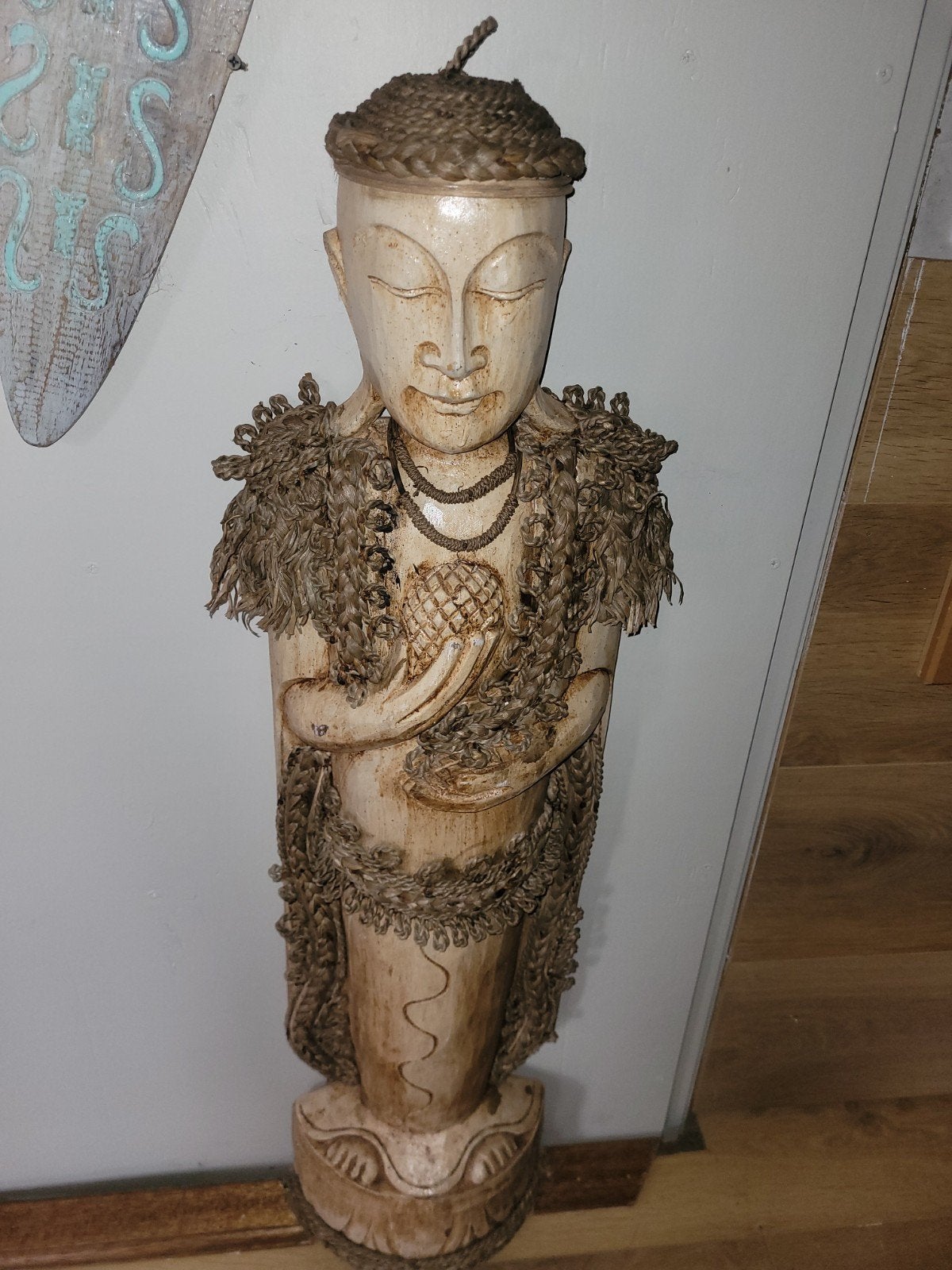 Boeddha beeld 80 cm met originele rieten kleding, Natuurlijk materiaal, Handgemaakt, Beeld, Beige