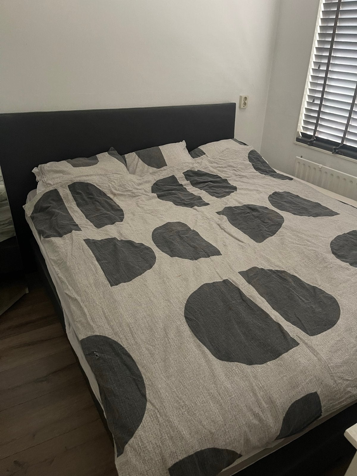 Boxspring 180x200 grijs skai - z.s.m. ophalen, Huis en Inrichting, Slaapkamer | Boxsprings, Gebruikt, Tweepersoons, Ophalen of Verzenden
