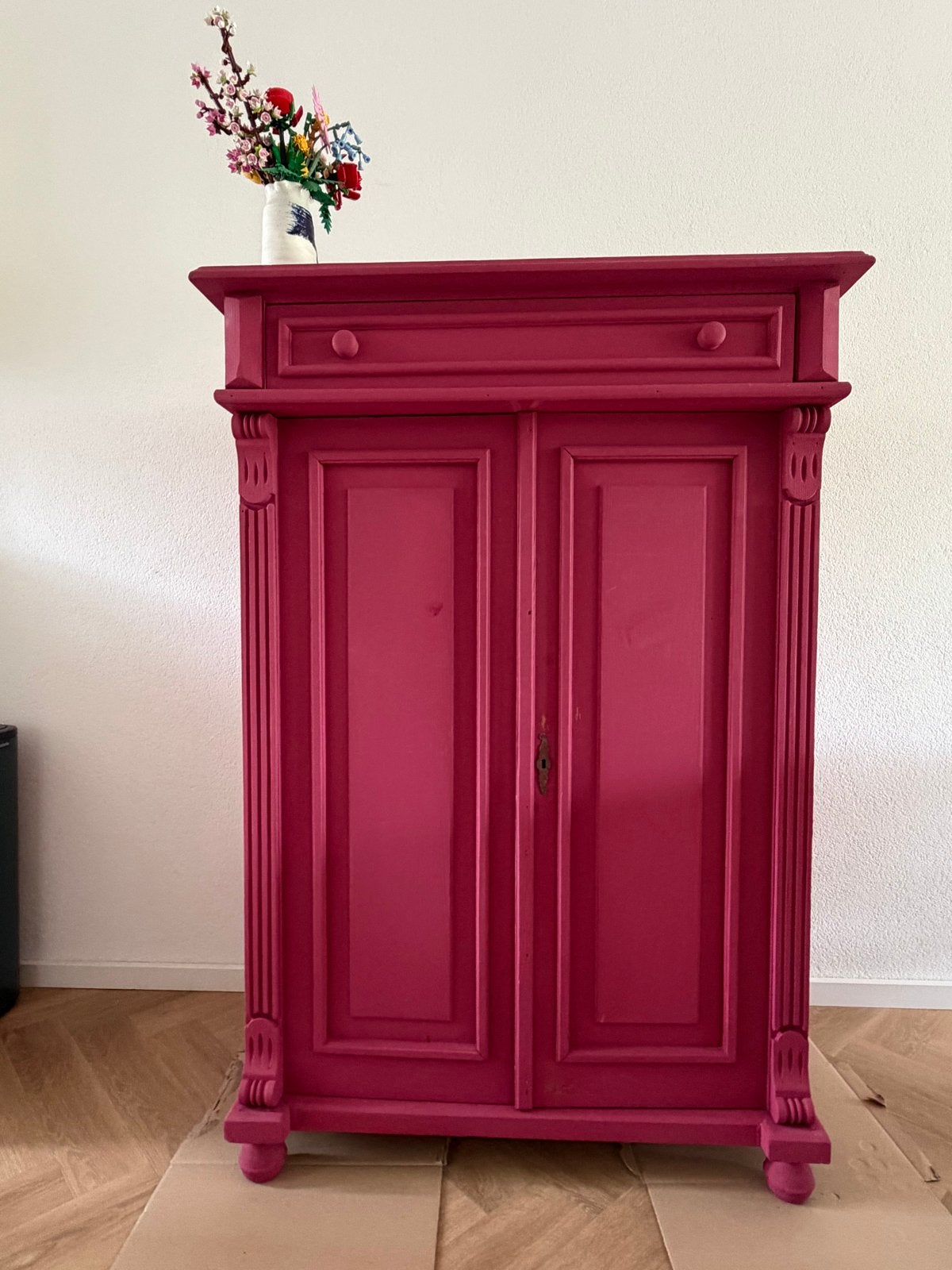 Vintage kast in levendig fuchsia roze, Antiek en Kunst, Antiek | Meubels | Kasten, Ophalen