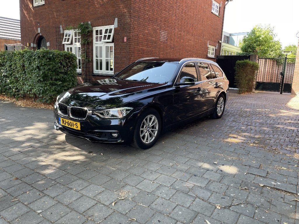 BMW 318i Touring Automaat | 2017 | Trekhaak | Zeer netjes, Automaat, Euro 6, 1465 kg, Zwart