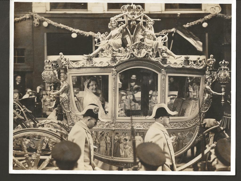 Foto huwelijk Juliana en Bernard, Verzamelen, Koninklijk Huis en Royalty, Ophalen of Verzenden, Gebruikt, Nederland, Kaart, Foto of Prent