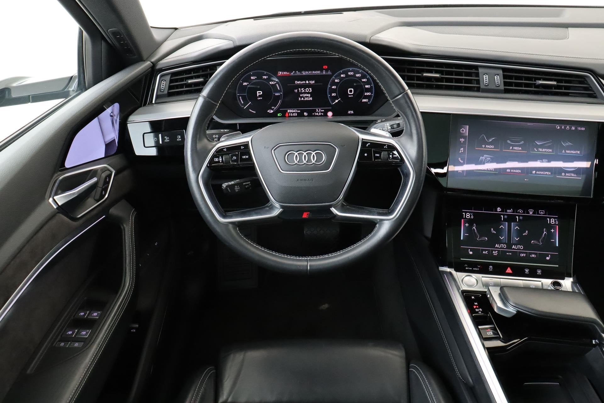 Audi e-tron E-TRON 55 QUATTRO ADVANCED 95 kWh *VOL!* -PANO.D, Auto's, Automaat, 131 €/maand, 95 kWh, Zwart