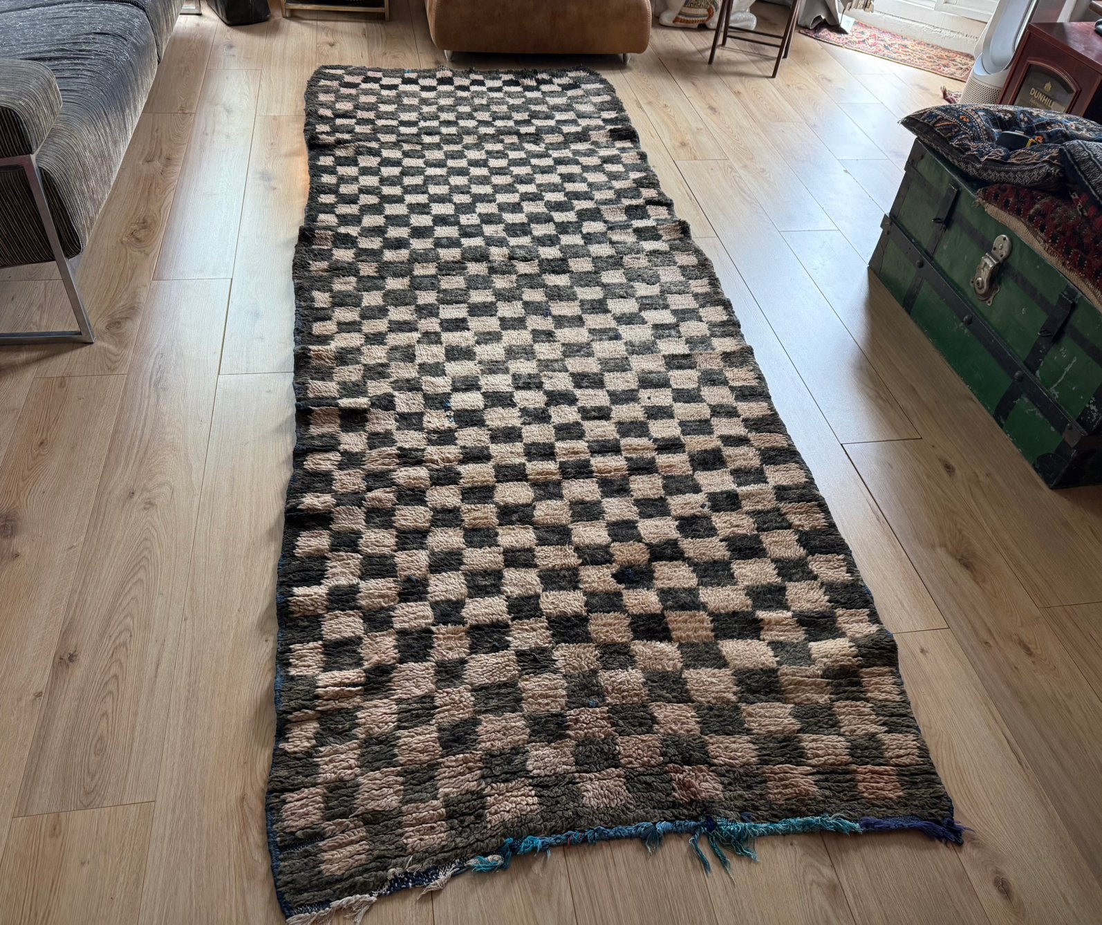 Handgeknoopt vintage Marokkaans checkerboard tapijt 297x114, Brutalist • Wabi Sabi • Japandi • Loft-men cave, Gebruikt, 1053ML, Amsterdam