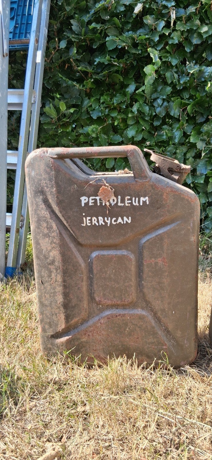 Te koop twee stevige leger jerrycans, Ophalen