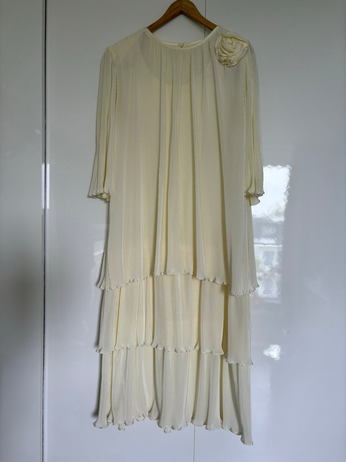 Vintage geplooide maxi jurk met roosdetail, Kleding | Dames, Maat 38/40 (M), Beige, Ophalen of Verzenden, Zo goed als nieuw