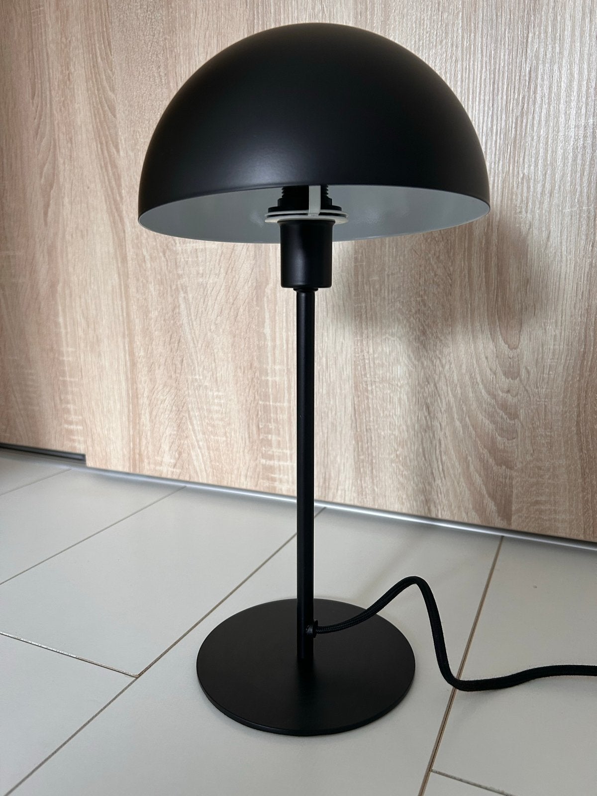 Moderne zwarte tafellamp met halfronde kap, Huis en Inrichting, Lampen | Tafellampen, Ophalen, Zo goed als nieuw, Metaal, Minder dan 50 cm