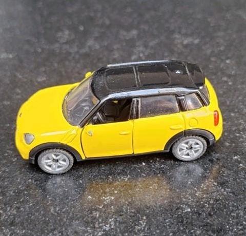 Siku Mini Cooper S Countryman Speelgoedauto Geel, Ophalen of Verzenden, Gebruikt, Auto