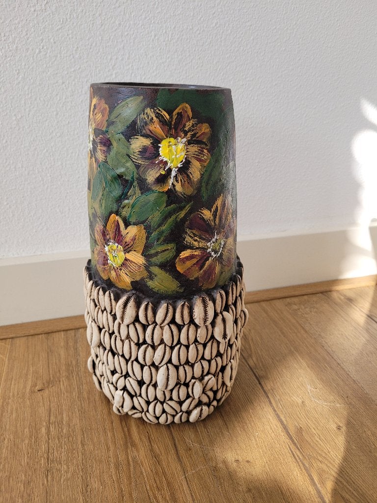 Boho chique kunststof vaas met schelpen en bloemen H 31cm., Ophalen of Verzenden