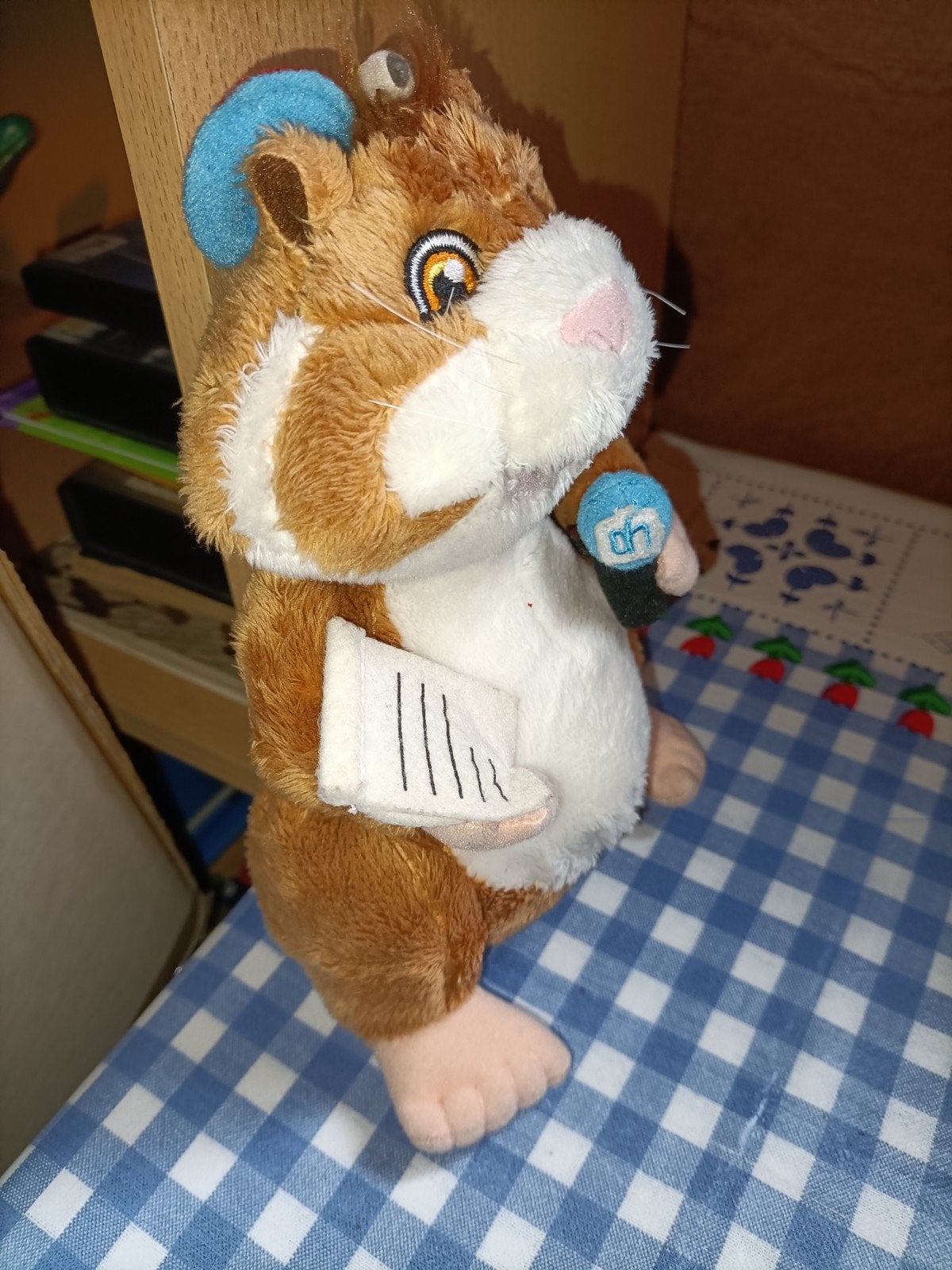 Ah hamster reporter knuffel met microfoon 20 cm groot, Ophalen of Verzenden, Zo goed als nieuw, Overige typen