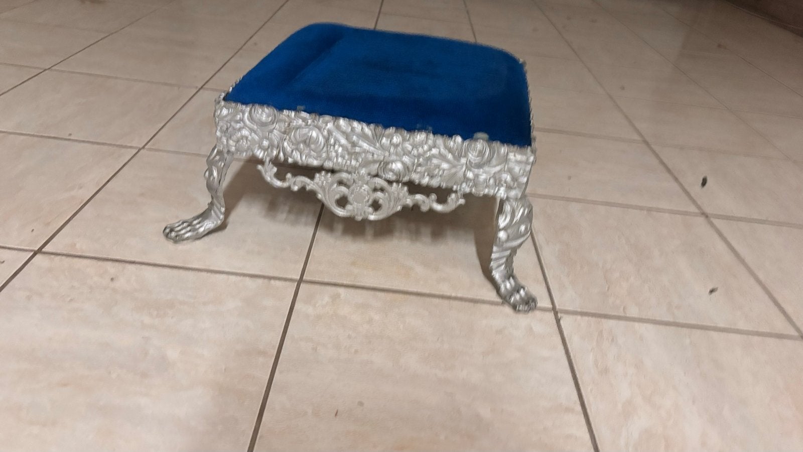 Barok voetenbankje - Blauw fluweel met zilverkleurig frame, Minder dan 50 cm, Gebruikt, Vierkant, Ophalen of Verzenden