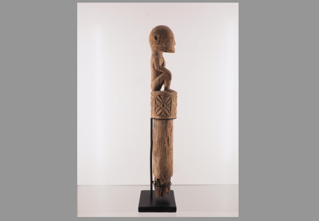 Interessant Kaduma houtsnijwerk Sumba Indonesie (250927-04), Antiek en Kunst, Ophalen of Verzenden