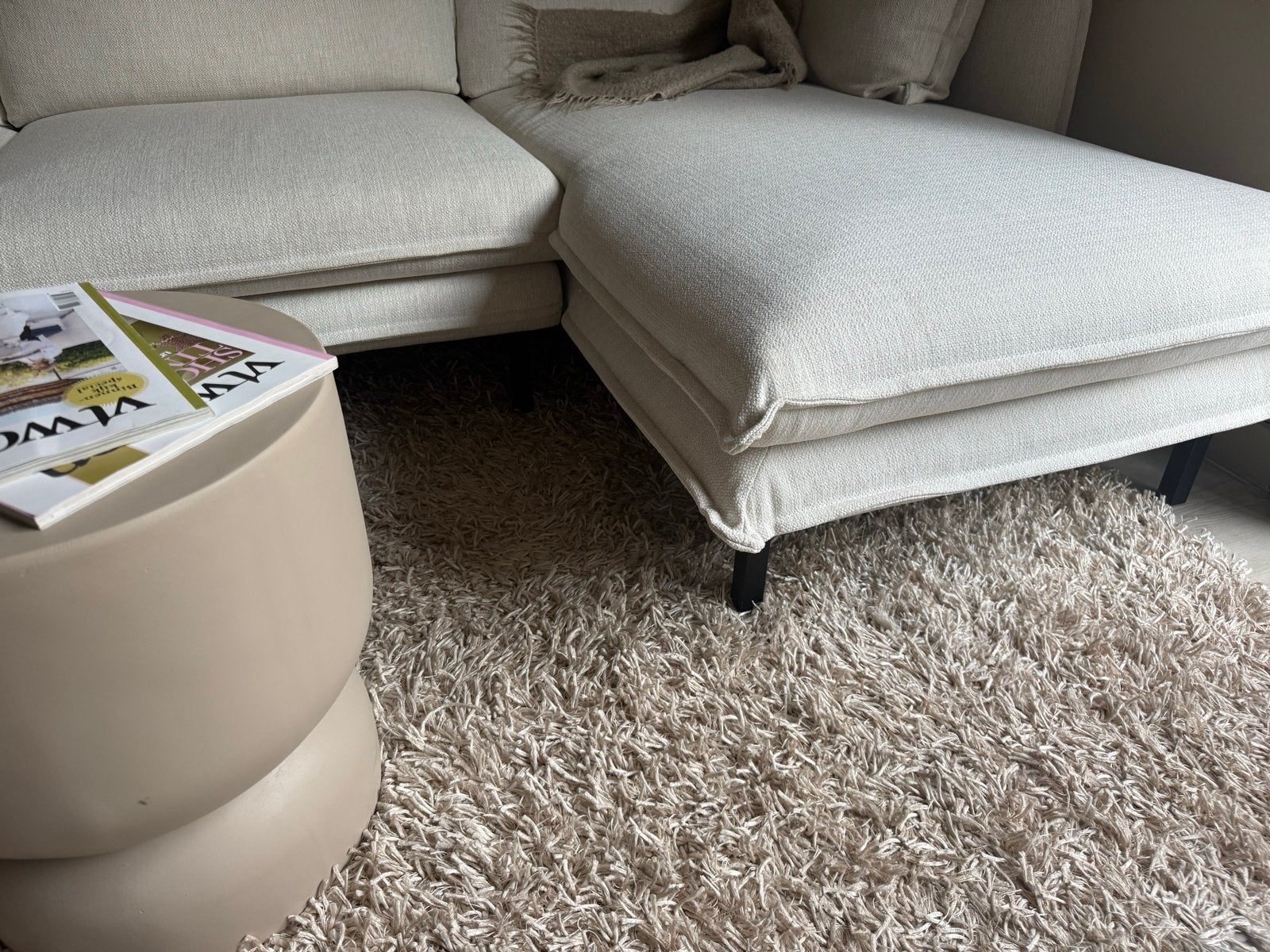 Zacht beige hoogpolig vloerkleed 200 x 300 cm, Huis en Inrichting, Stoffering | Tapijten en Kleden, Zo goed als nieuw, 150 tot 200 cm