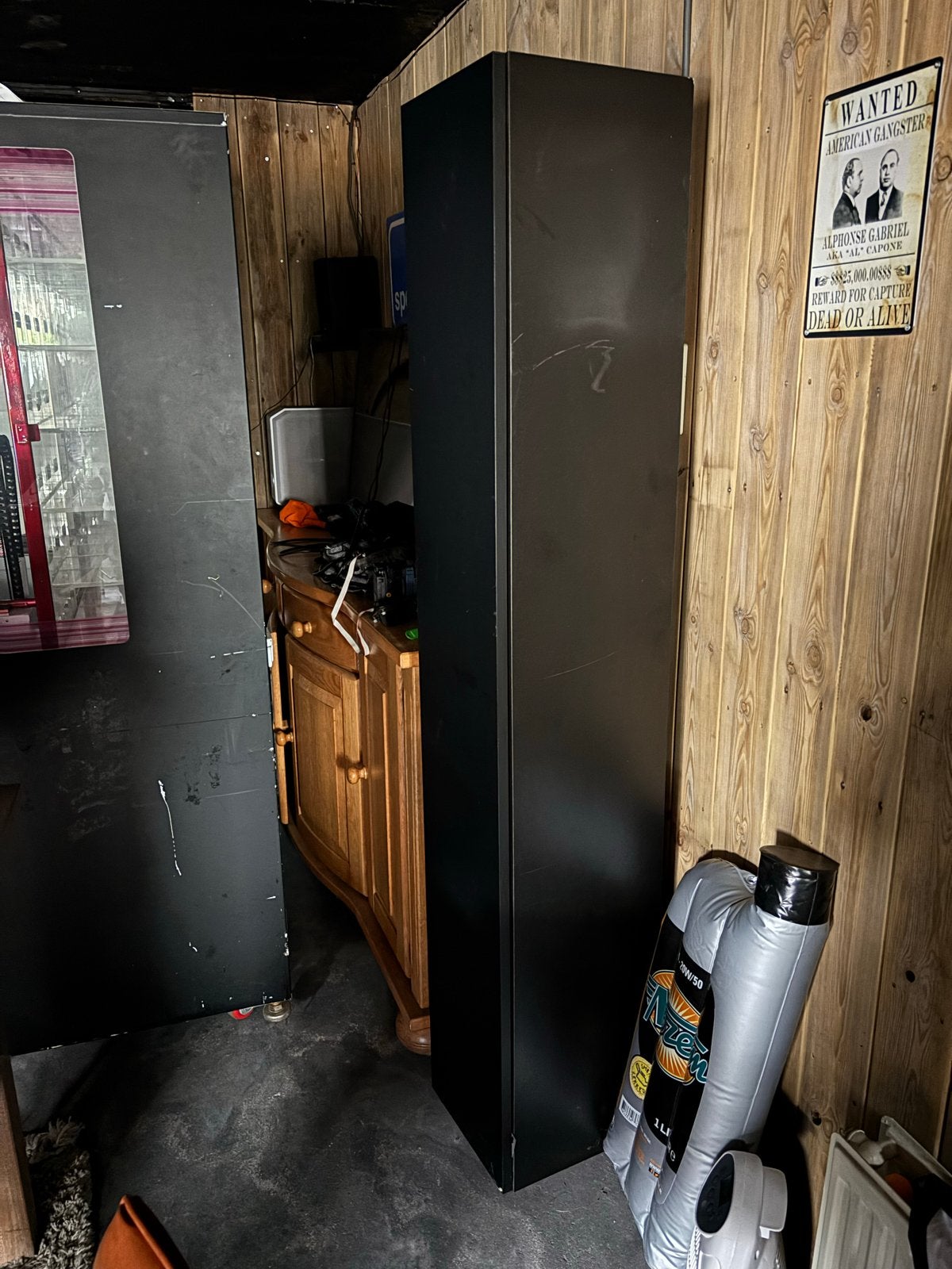 Nette tv kast met magneetsluiting en gebruikerssporen, Ophalen, Gebruikt