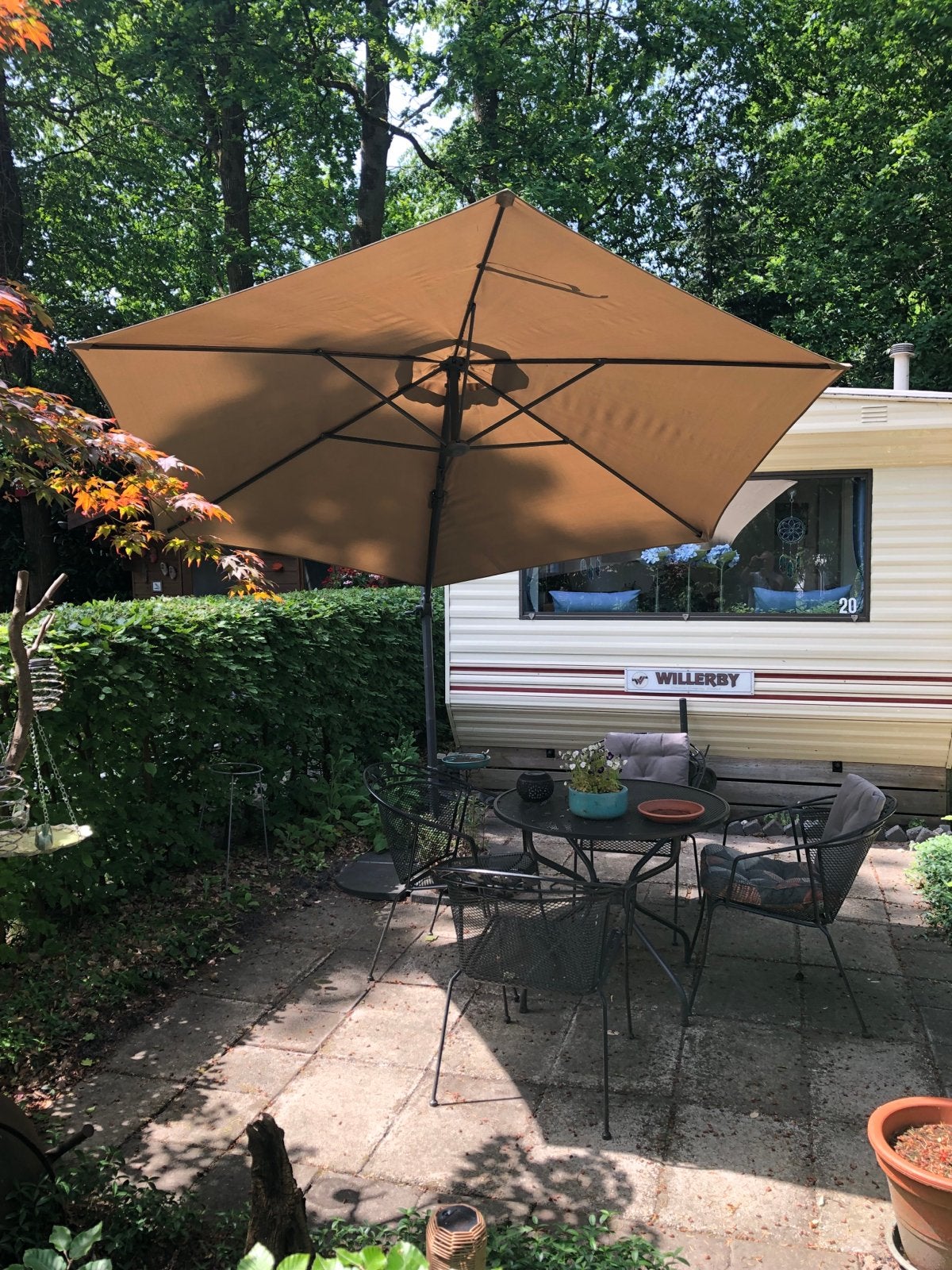 Stabiele Zweefparasol Taupe 250cm met Kruisvoet & Tegels, Ophalen, Gebruikt, Kantelbaar, 2 tot 3 meter