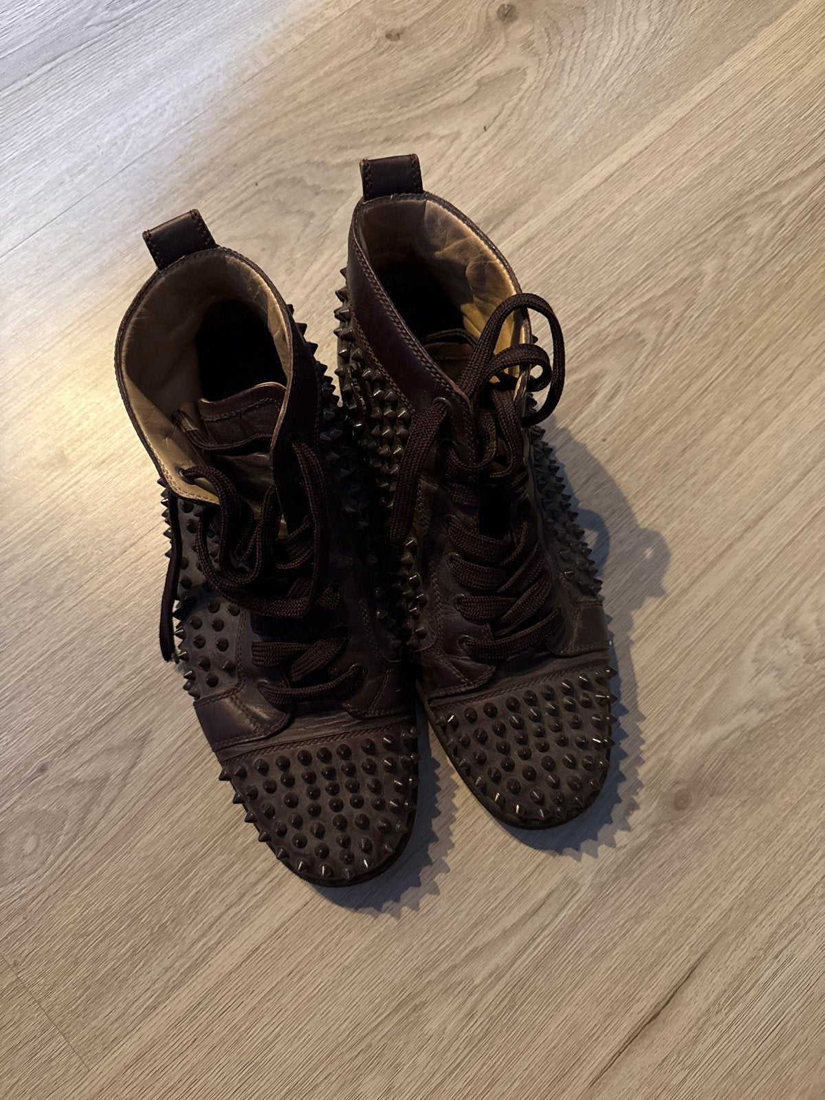 Christian Louboutin Spiked Sneakers, Ophalen of Verzenden, Gedragen, Bruin, Sneakers of Gympen