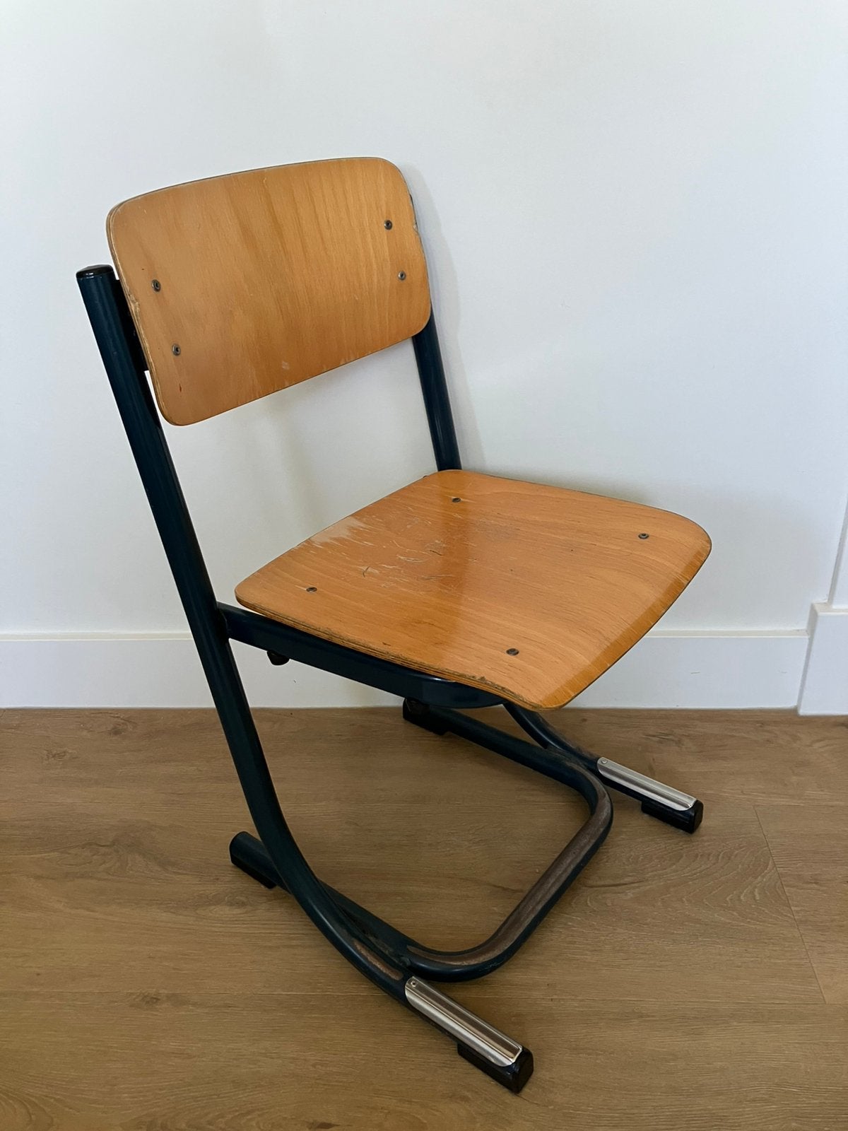 Leuk oud kinder school stoeltje, Huis en Inrichting, Stoelen, Ophalen, Gebruikt, Bruin, Eén