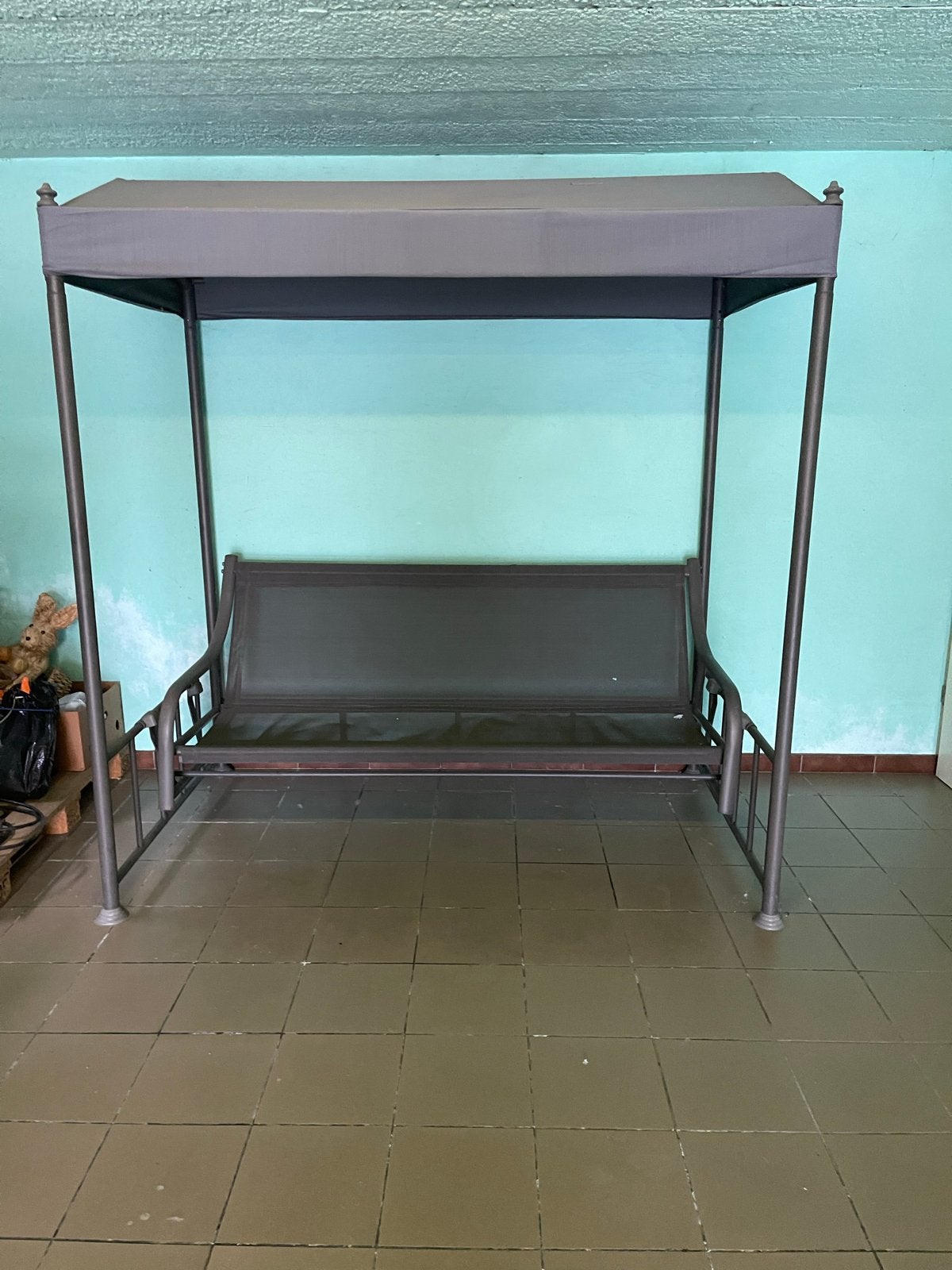 Comfortabele schommelbank met zonnescherm