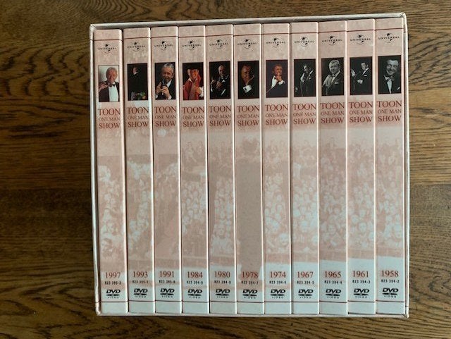 Opgelet Toon Hermans 22 DVD-box alle one-man shows 1958-1997, Alle leeftijden, Ophalen of Verzenden, Zo goed als nieuw, Stand-up of Theatershow