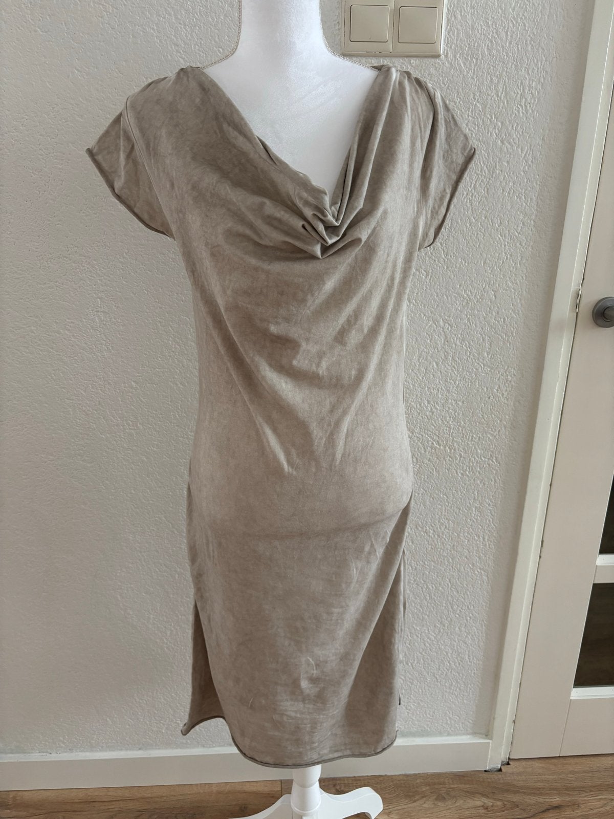 Midi jurk met watervalhals - Beige, Maat 38/40 (M), Beige, Ophalen of Verzenden, Zo goed als nieuw