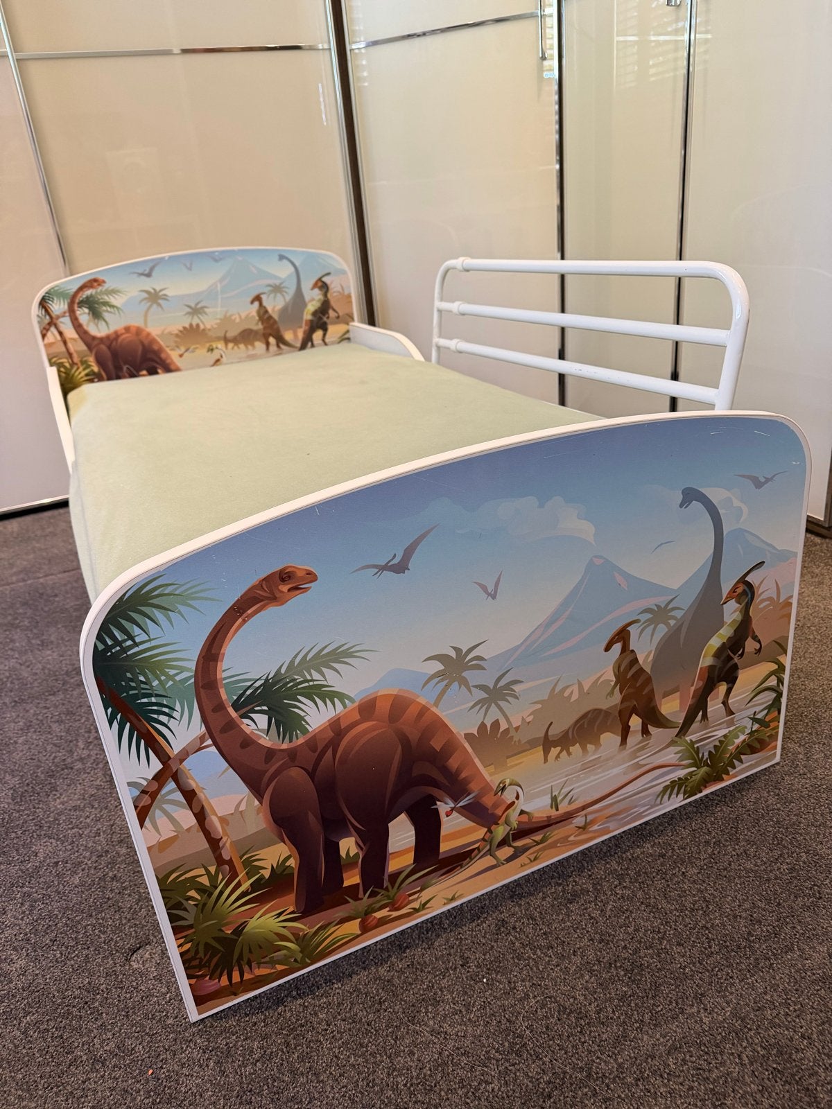 Dinosaurus kinderbed met matras en beddengoed, Kinderen en Baby's, Kinderkamer | Bedden, Ophalen, 70 tot 85 cm, 140 tot 160 cm