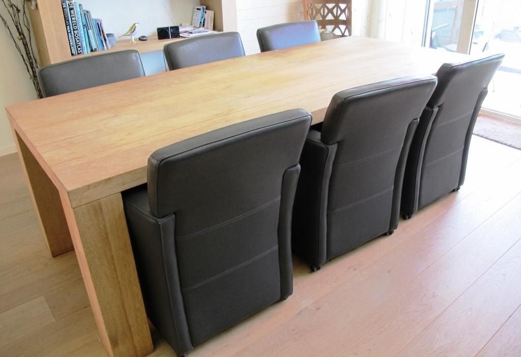 Foto 2 van Massief houten tafel en zes stoelen (leer bekleed)