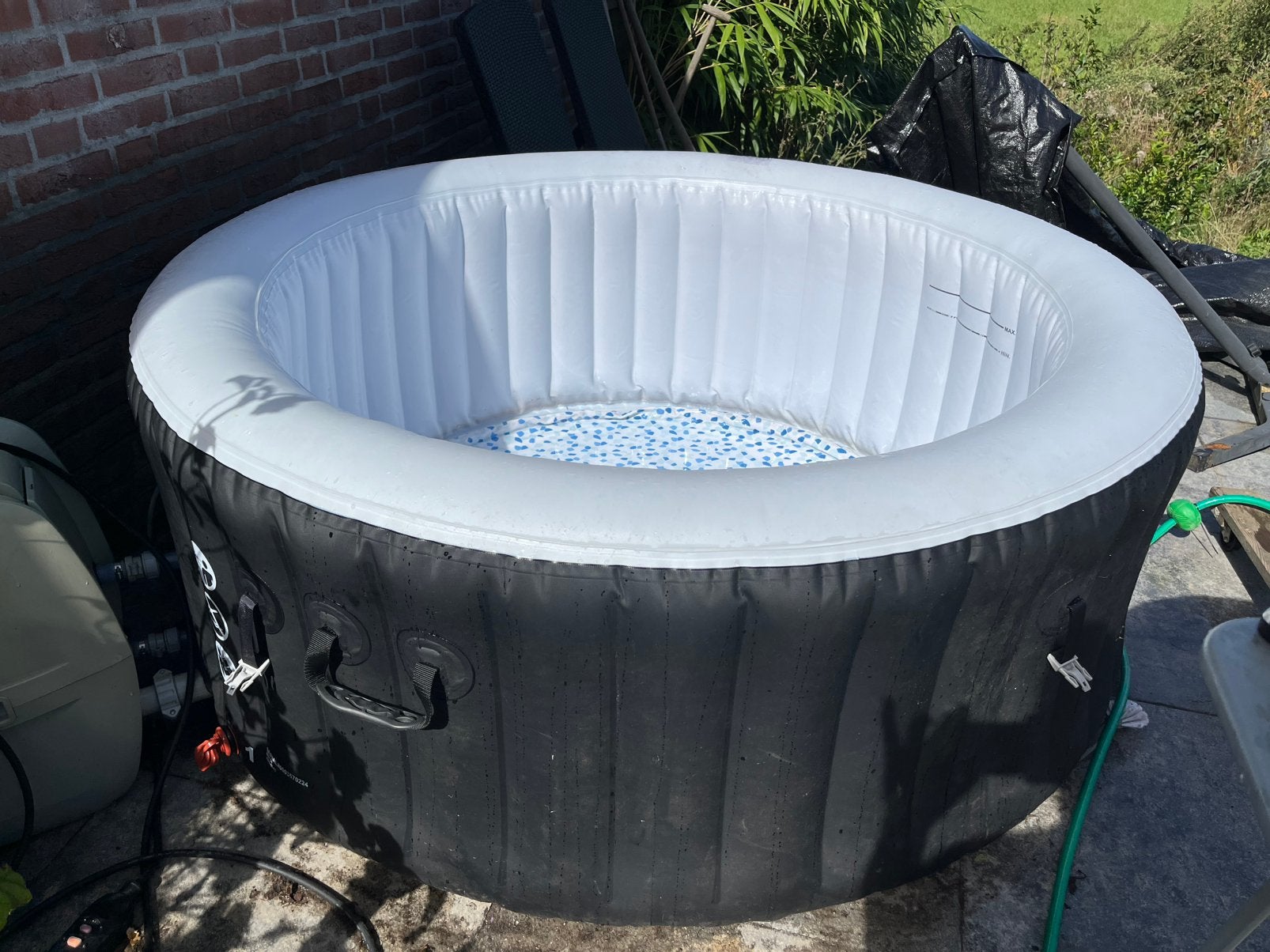 DreamStream opblaasbare jacuzzi spa met pomp, defect in rand, Tuin en Terras, Bubbelbaden en Hottubs, Ophalen, Gebruikt, Filter