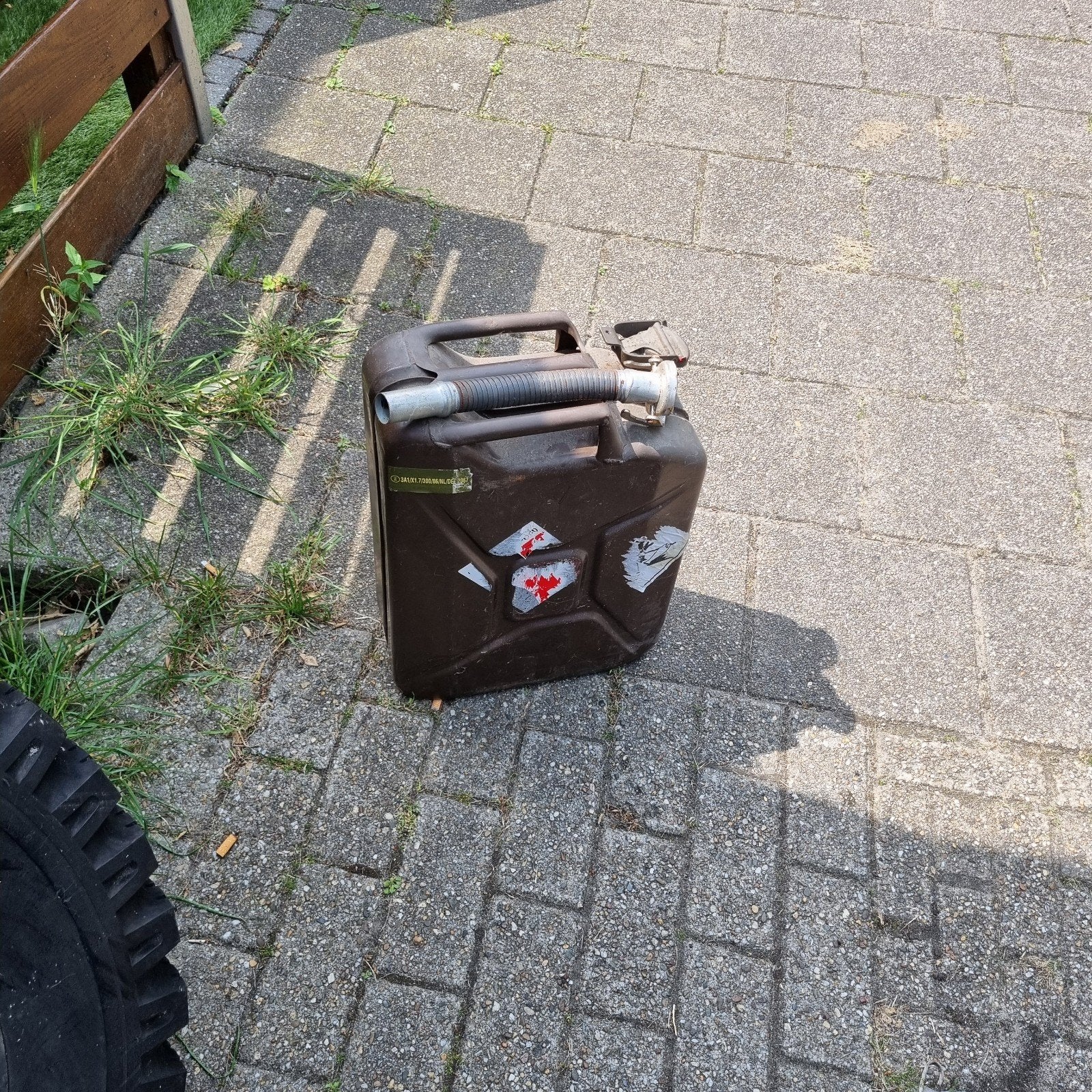 Te koop 2 Jerrycans met 1 schenktuit., Ophalen of Verzenden