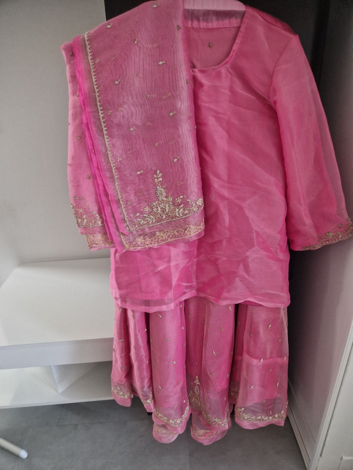 Roze Indiase jurk met gouden borduursels, Kleding | Dames, Jurken, Zo goed als nieuw, Maat 38/40 (M), Roze, Onder de knie, Ophalen
