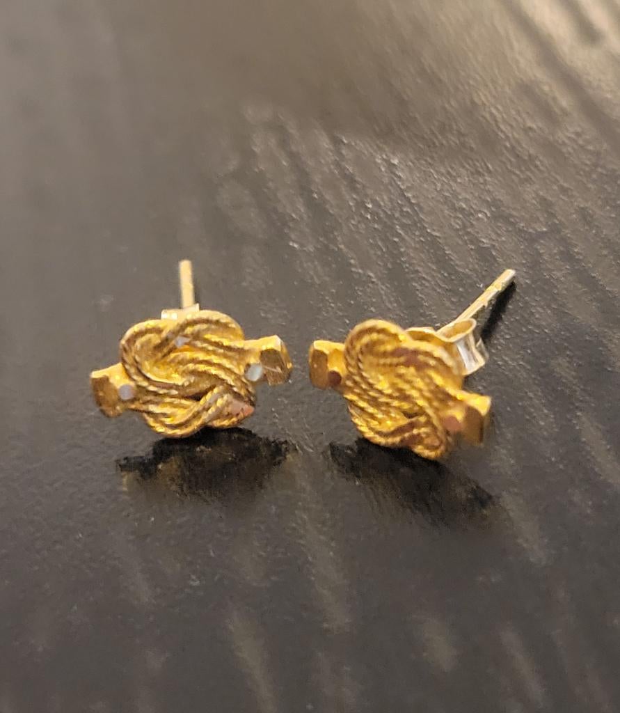 18k gouden mattenklopper baby oorbellen, Ophalen of Verzenden, Zo goed als nieuw, Knopjes of Stekers, Goud