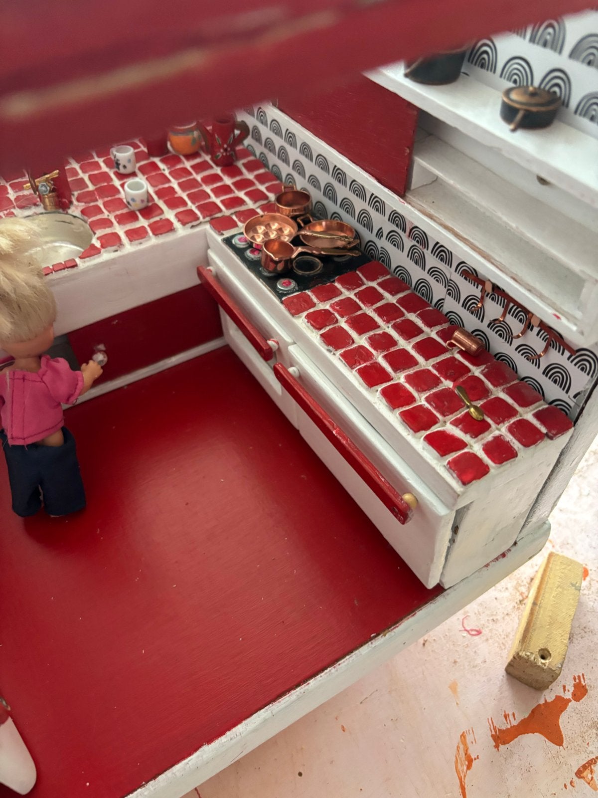 Gedetailleerd Poppenhuis met Meubels en Poppen, Ophalen, Gebruikt, Poppenhuis