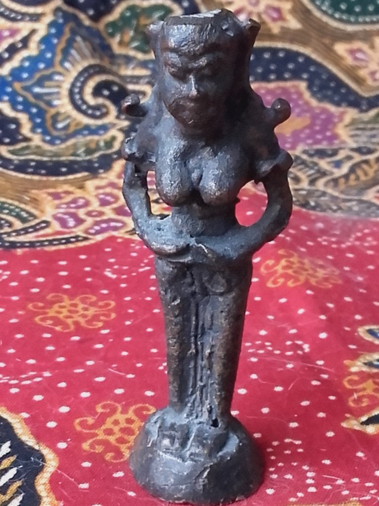 Mooi antiek brons beeldje uit India van een Devi 6,9 cm., Antiek en Kunst, India, Handgemaakt, Ophalen of Verzenden, Brons
