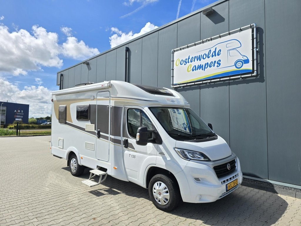 Carado T135 Compacte Halfintegraal 6m Fransbed Solar Camera, Caravans en Kamperen, Luifel, Ringverwarming, Fiat, Koelkast