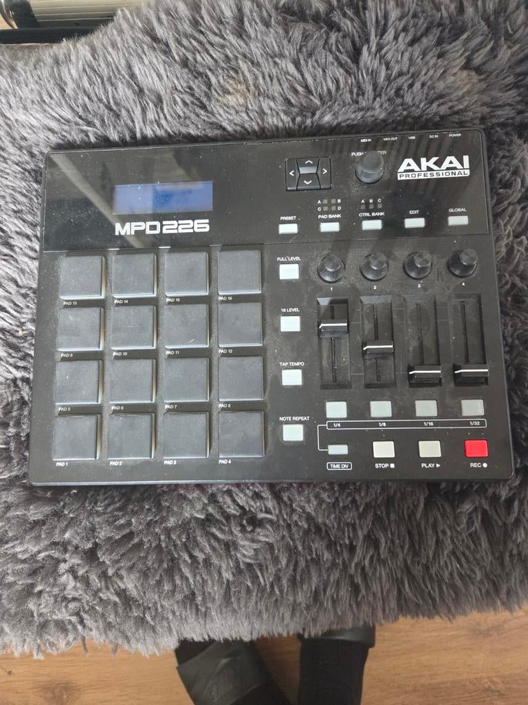AKAI MPD226 MIDI Pad Controller - Zo goed als nieuw, Ophalen of Verzenden, Zo goed als nieuw, Overige merken