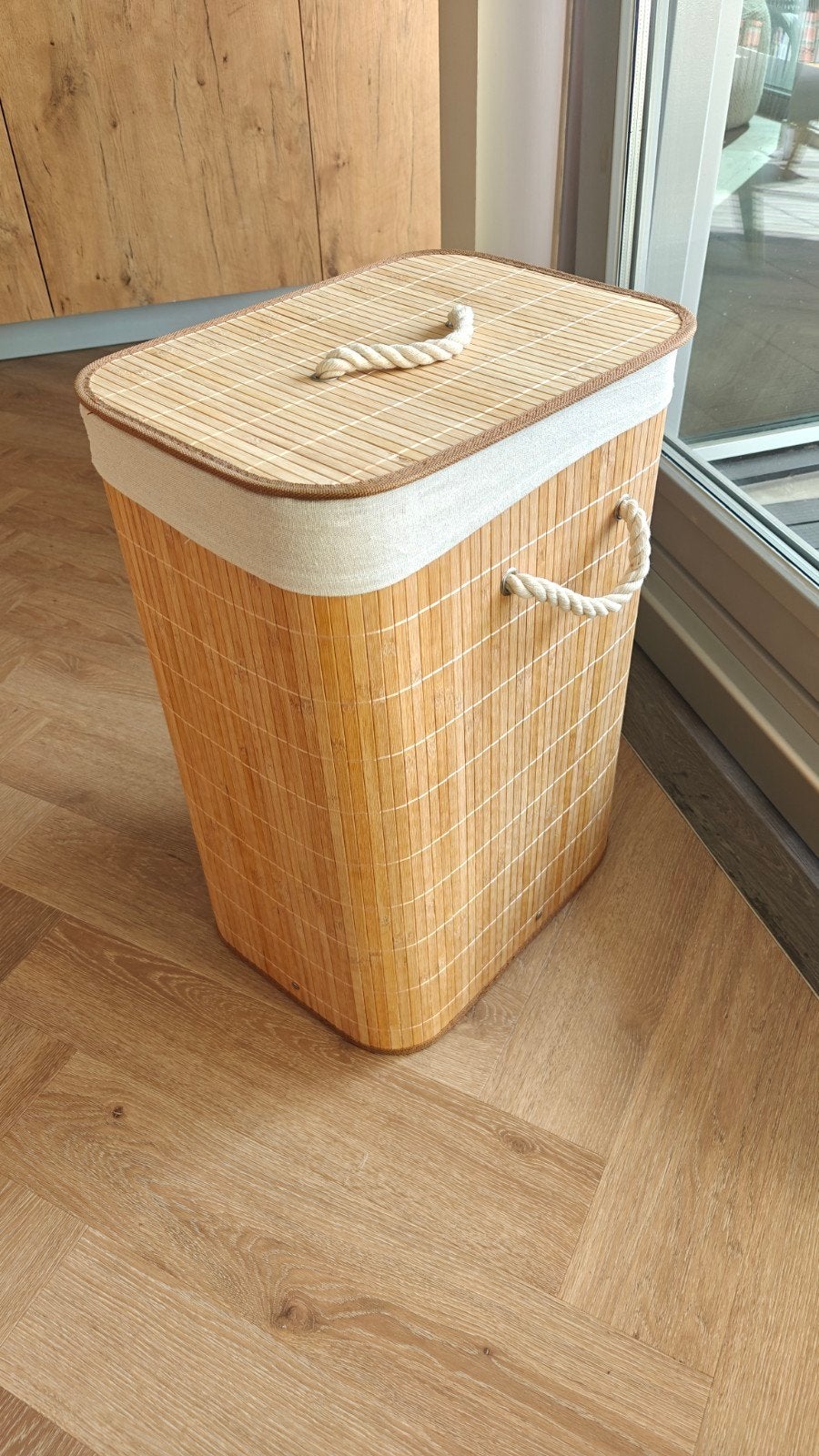 Bamboe wasmand met deksel en handvatten, Huis en Inrichting, Woonaccessoires | Schalen en Manden, Gebruikt, Mand, Ophalen of Verzenden