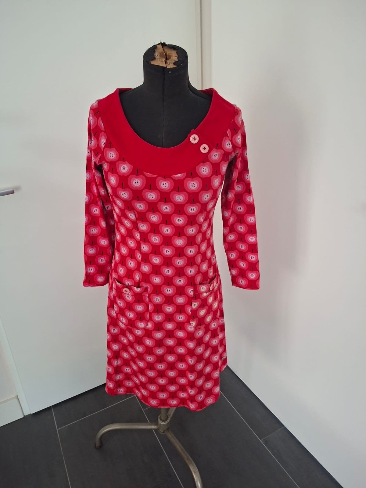 Tante Betsy jurk rood roze zwart met appels maat L, Kleding | Dames, Maat 42/44 (L), Ophalen of Verzenden, Zo goed als nieuw, Knielengte
