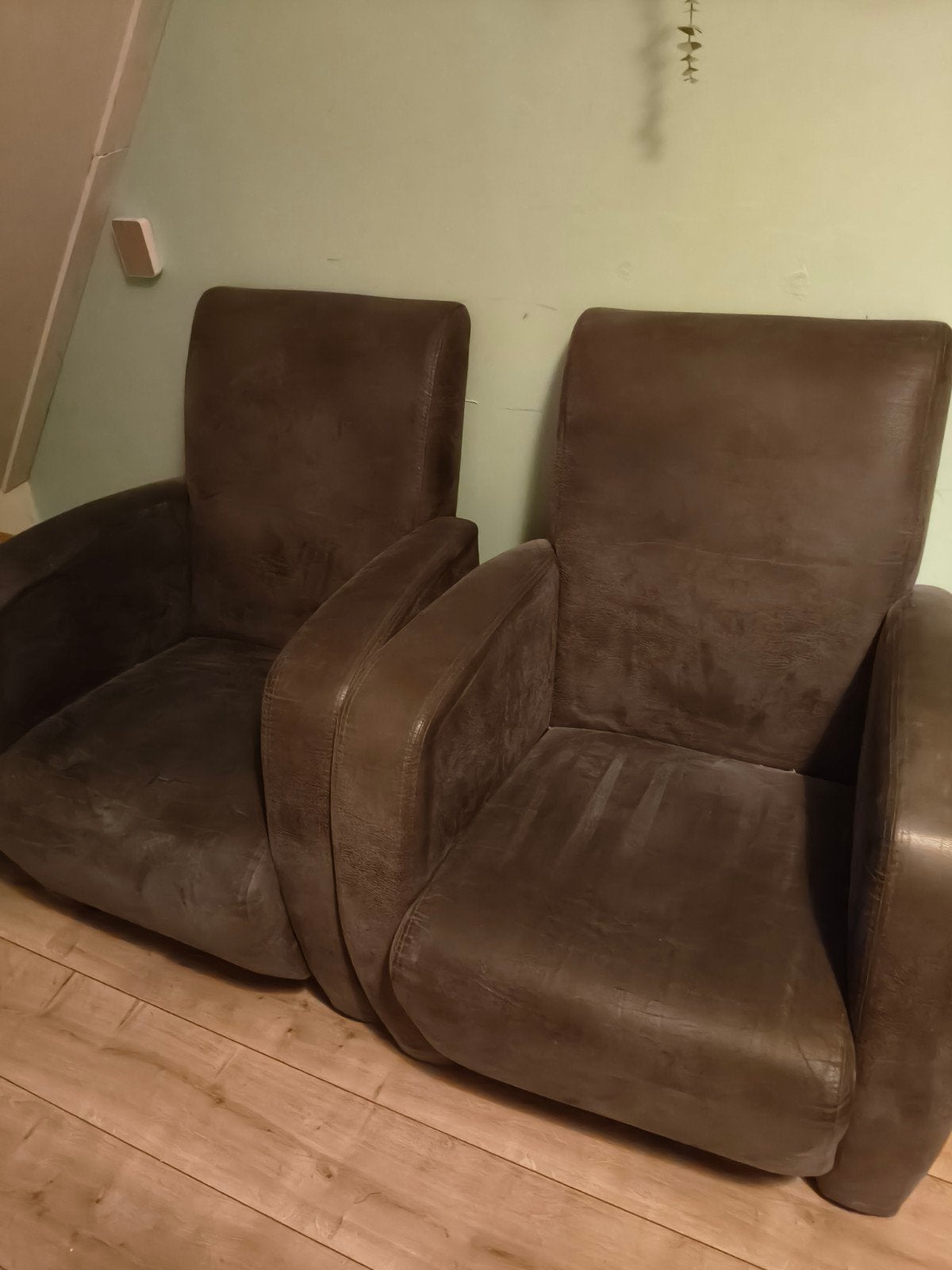 Twee comfortabele fauteuils van bruin leer, Ophalen