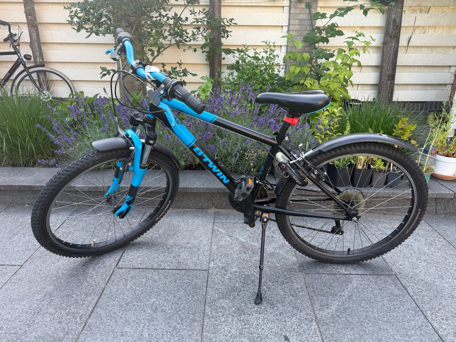 B'Twin rockrider ST-500 24 inch - Zwart/Blauw, Fietsen en Brommers, Fietsen | Jongens, Ophalen of Verzenden, Zo goed als nieuw