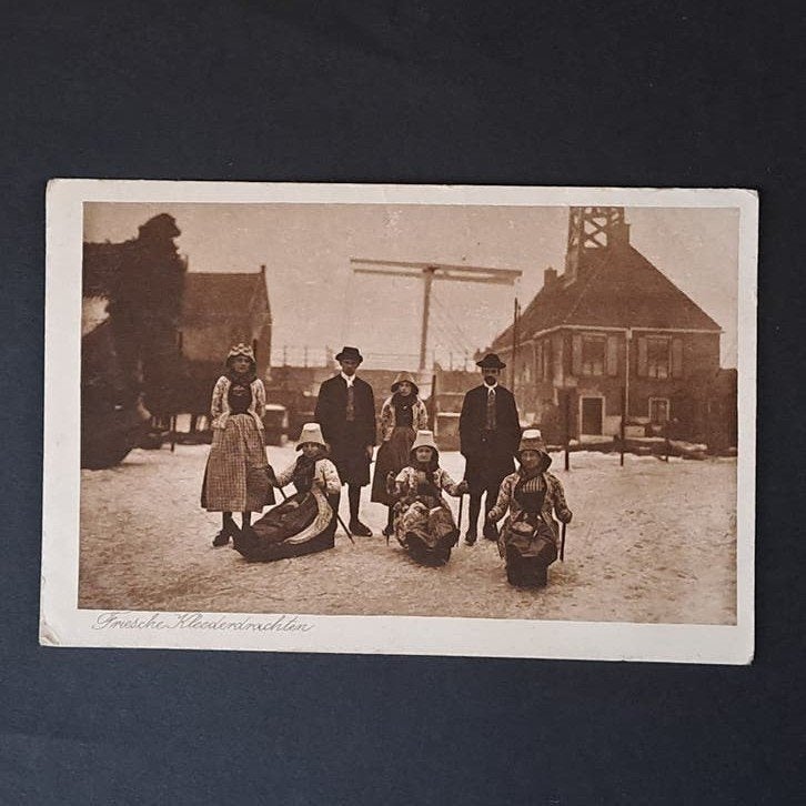 Hindeloopen Friesland Priksleeen in Klederdracht Schaatsen, Ophalen of Verzenden, 1920 tot 1940, Ongelopen, Friesland