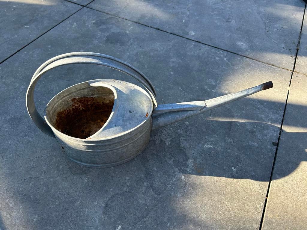 Decoratieve zinken gieter met geprikte gaten, Ophalen of Verzenden, Gebruikt, Metaal