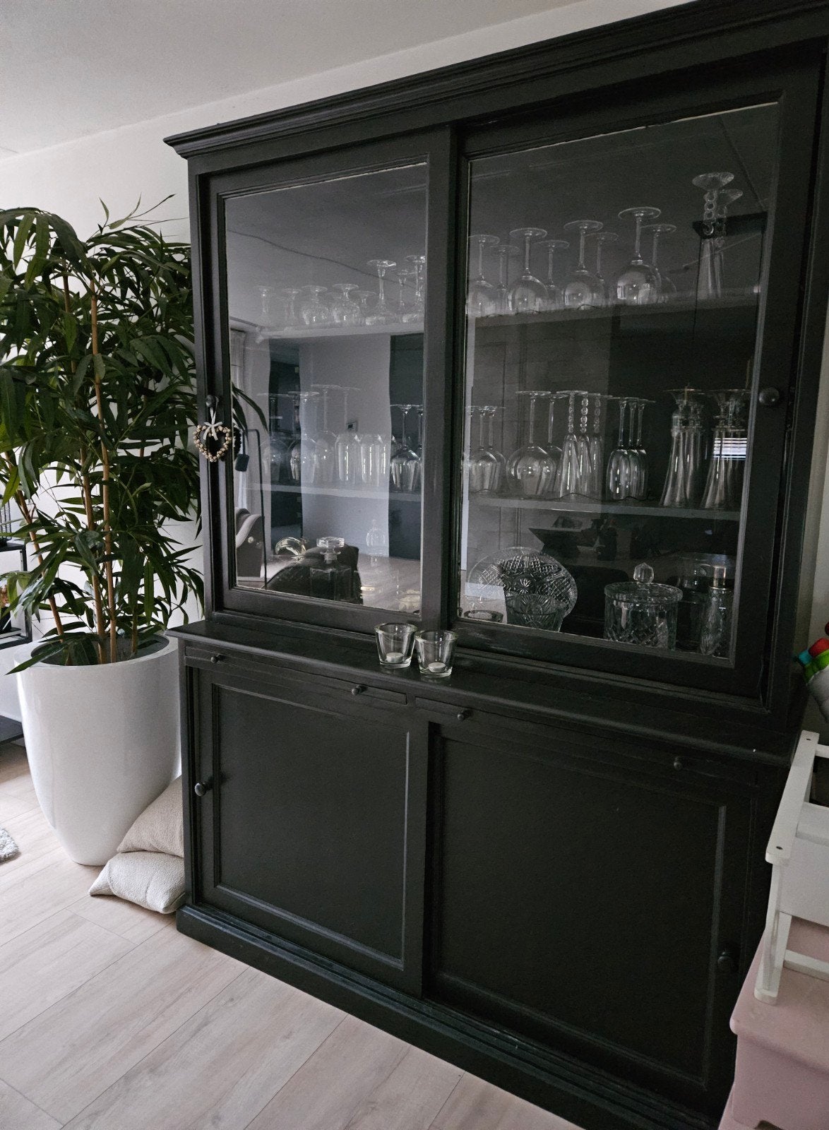 Degelijke Vitrinekast - 2 Delen, Makkelijk Overschilderbaar, Ophalen, 100 tot 150 cm, Glas, Klassiek, Landelijk