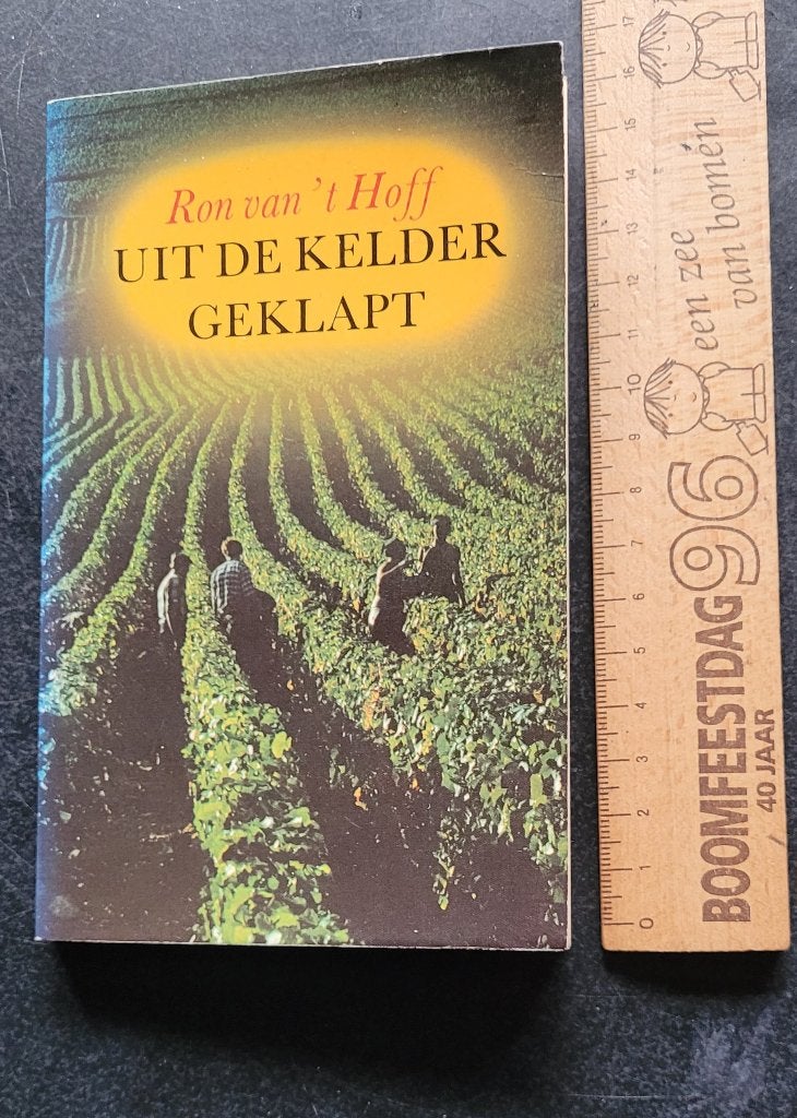 UIT DE KELDER GEKLAPT BOEKJE OVER WIJN, Ophalen of Verzenden, Gelezen, RON VAN HET HOFF