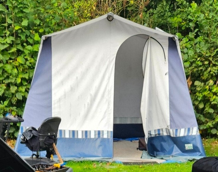 2-persoons tent met stalen stokken en leefruimte, Ophalen