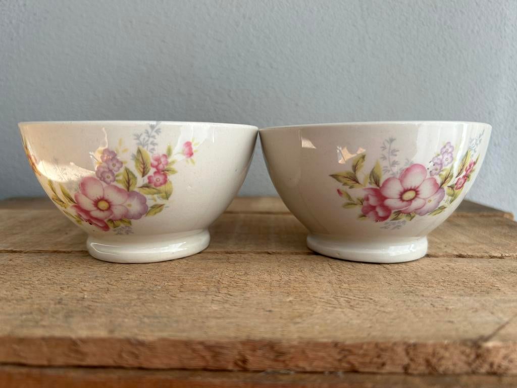 Twee franse spoelkommetjes bloemetjes, Ophalen of Verzenden